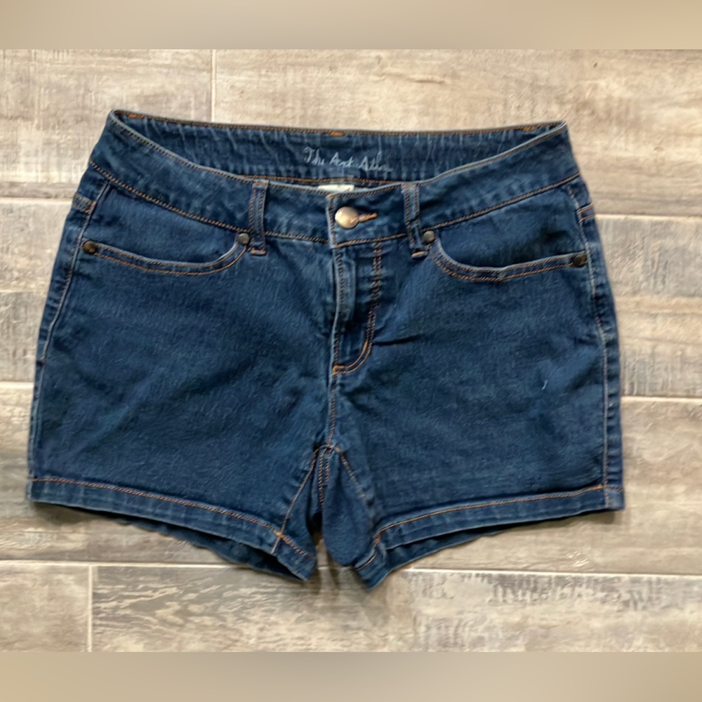 Repurposed denim shorts with hand painted details on the pockets. - Picture 3 of 3